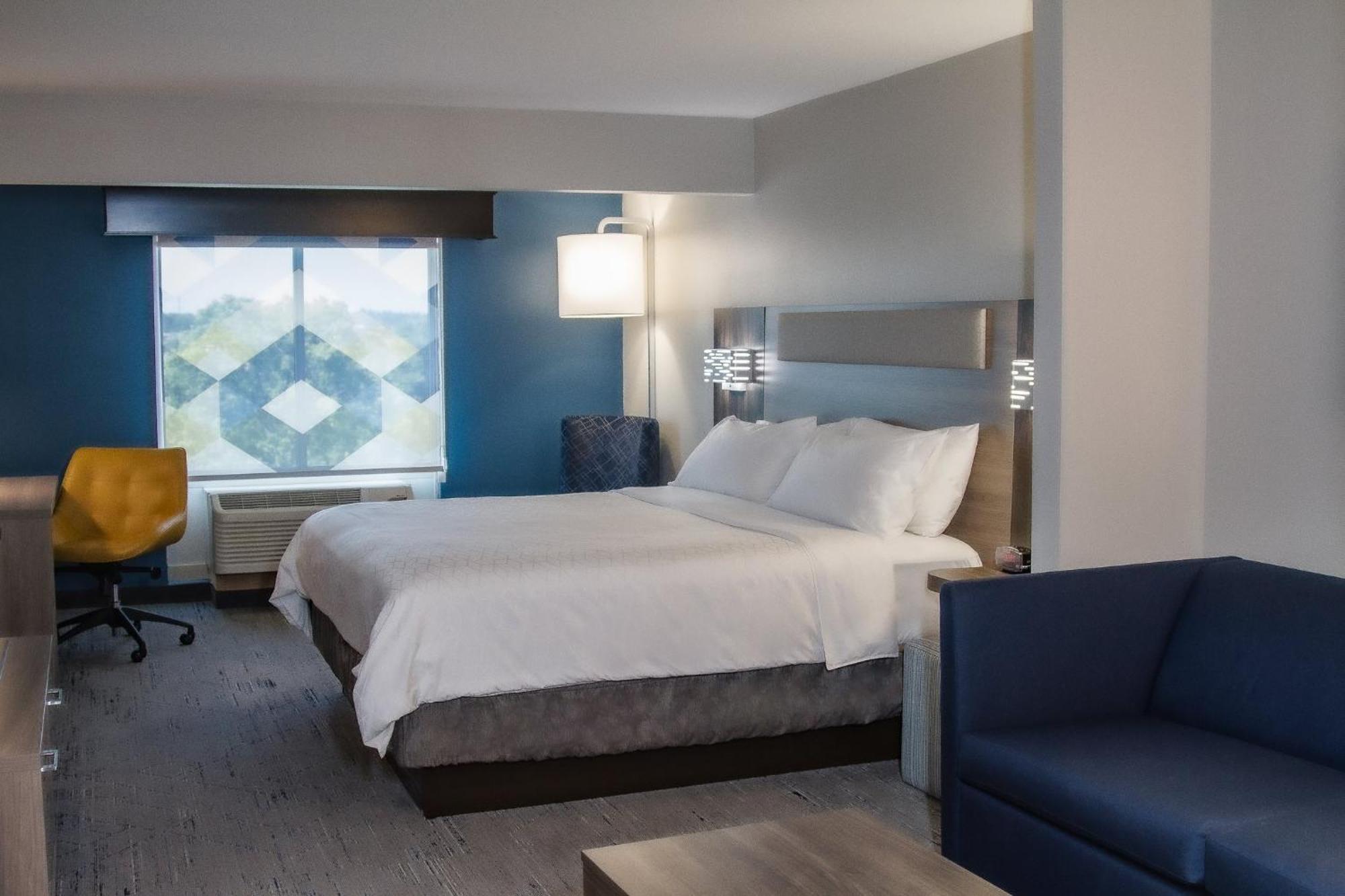 Holiday Express & By Ihg Overland Park